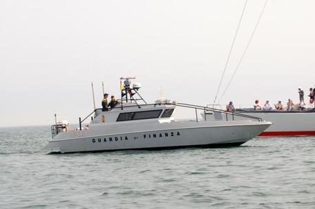 Immigrazione: sbarco in Calabria, in 40 a bordo di un gommone oceanico.